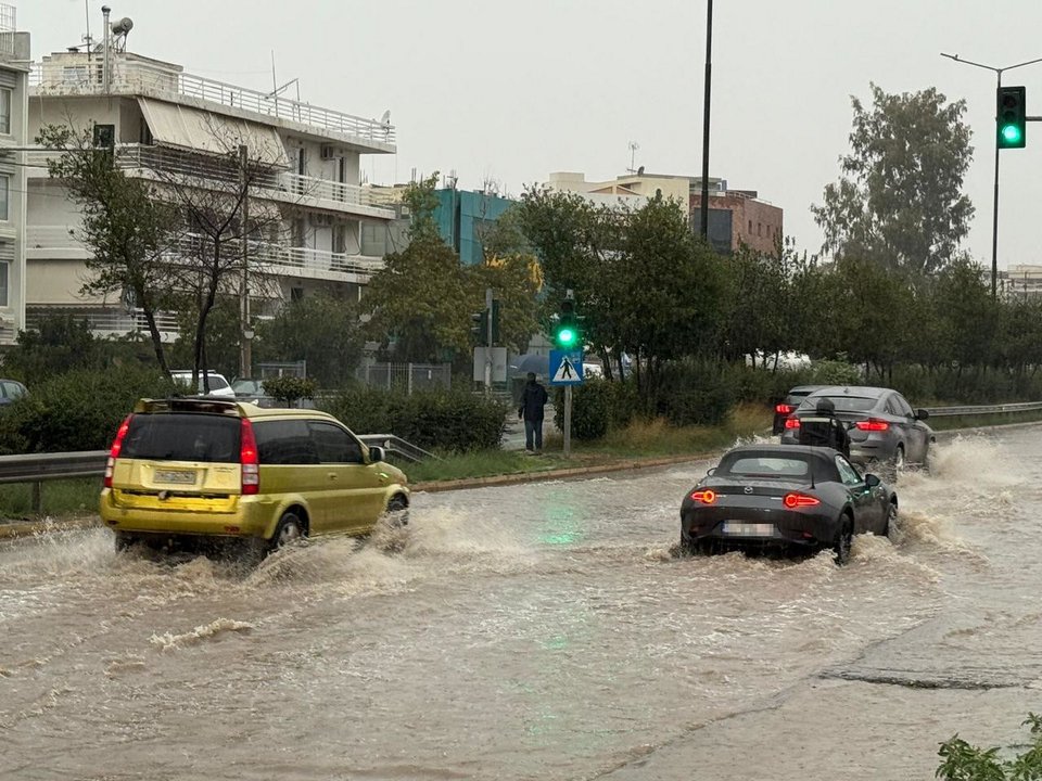 Λεωφόρος Βουλιαγμένης στο ύψος της Γλυφάδας, ρεύμα προς Αθήνα / Φωτογραφία: Ειρήνη Μιλή / iefimerida.gr