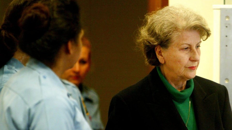 Ήταν η στιγμή που η «Σιδηρά Κυρία των Βαλκανίων», όπως την είχε αποκαλέσει η Μαντλίν Ολμπράιτ, έγινε ιστορικό σύμβολο ενός άλλου είδους γυναικείας ισχύος: εκείνης που μπορεί να καταστρέψει / WIKIPEDIA