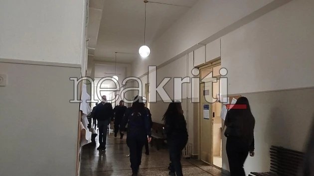 Ο 23χρονος μετάγεται στο γραφείο της Ανακρίτριας Ηρακλείου /neakriti.gr