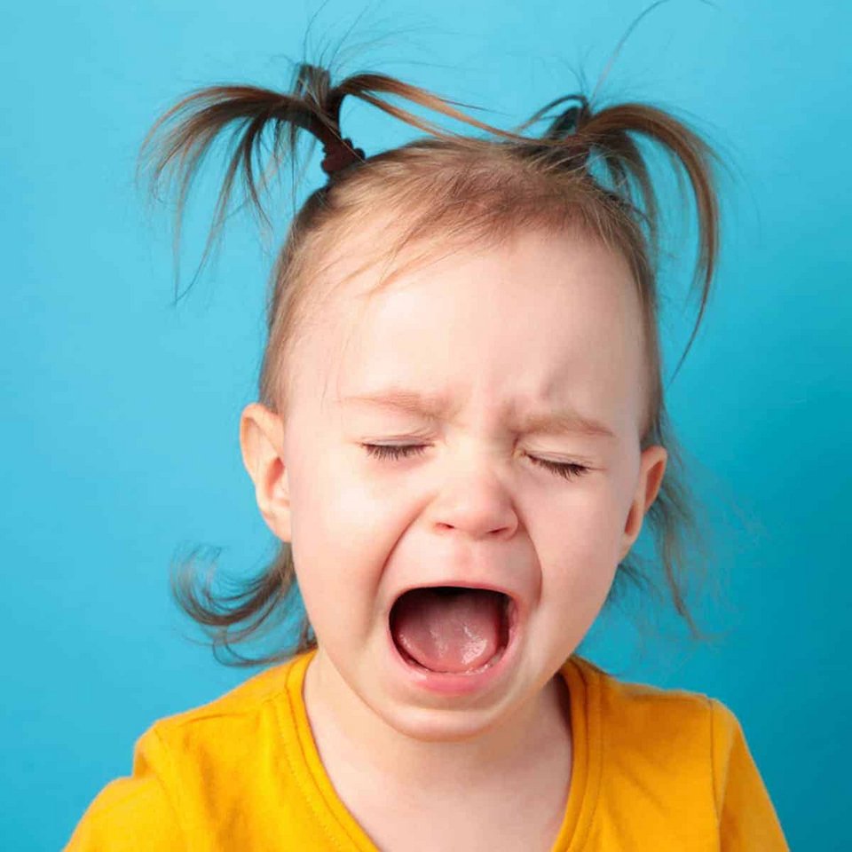 Στην ηλικία των 2 ή 3, για πρώτη φορά, το παιδί συνειδητοποιεί: «εγώ δεν είμαι η μαμά ή ο μπαμπάς, εγώ είμαι κάτι ξεχωριστό». Και με αυτή την ανακάλυψη, γεννιέται η ανάγκη να διαπιστώσει τα όριά του / SHUTTERSTOCK