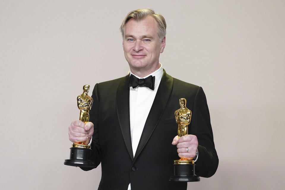 Ο Κρίστοφερ Νόλαν ποζάρει με τα βραβεία Καλύτερης Σκηνοθεσίας και Καλύτερης Ταινίας για το «Oppenheimer» στα Όσκαρ την Κυριακή 10 Μαρτίου 2024