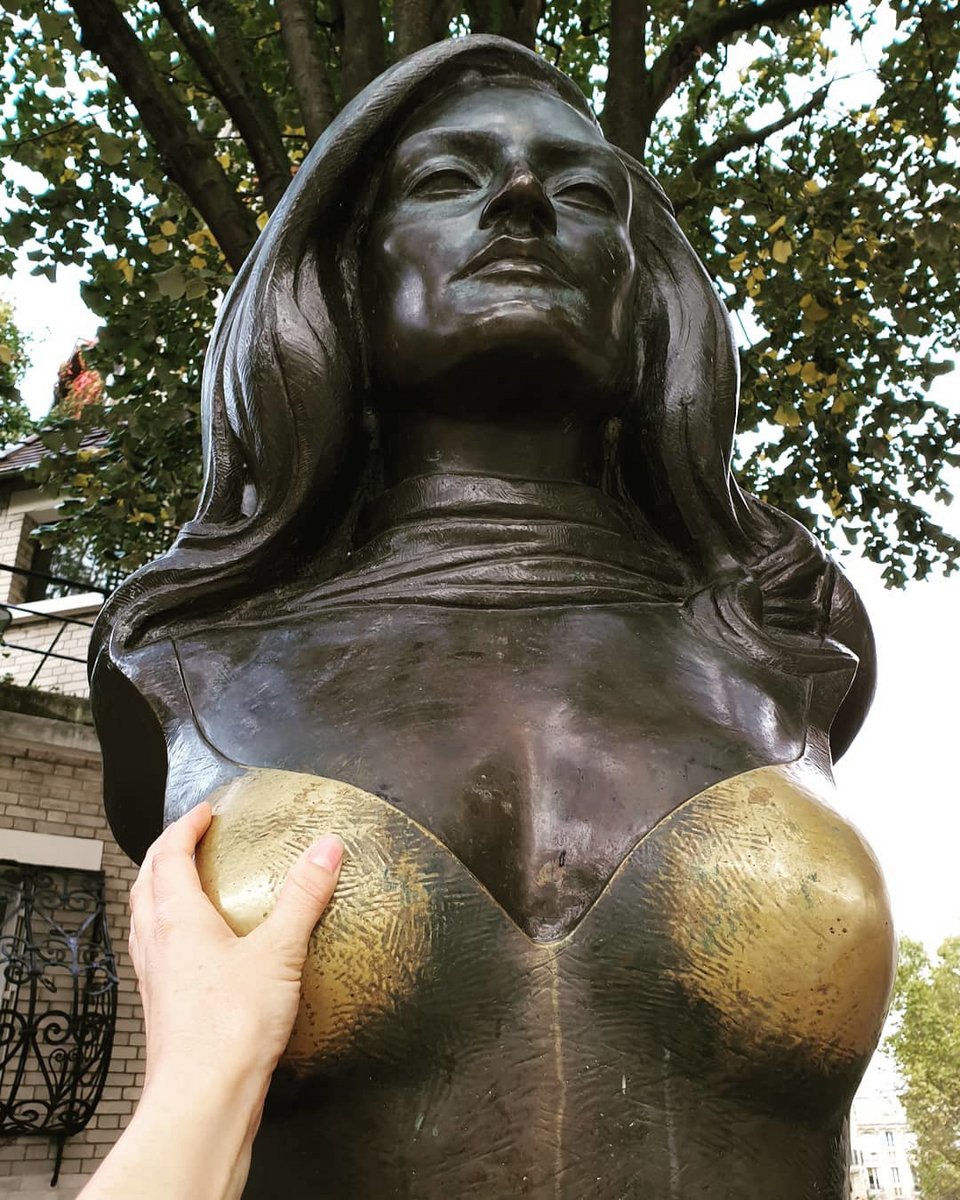 Το άγγιγμα στο στήθος του αγάλματος της Δαλιδά έχει ξεθωριάσει την πατίνα του