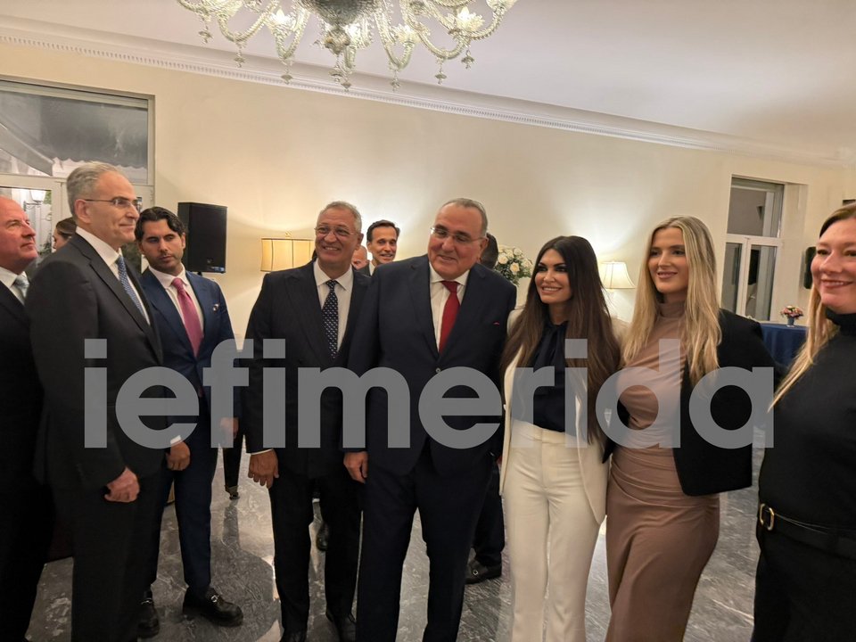 Η νέα πρέσβης των ΗΠΑ με καλεσμένους της και συνεργάτες 