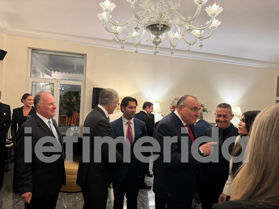 Η Κίμπερλι Γκίλφοϊλ με τους καλεσμένους της