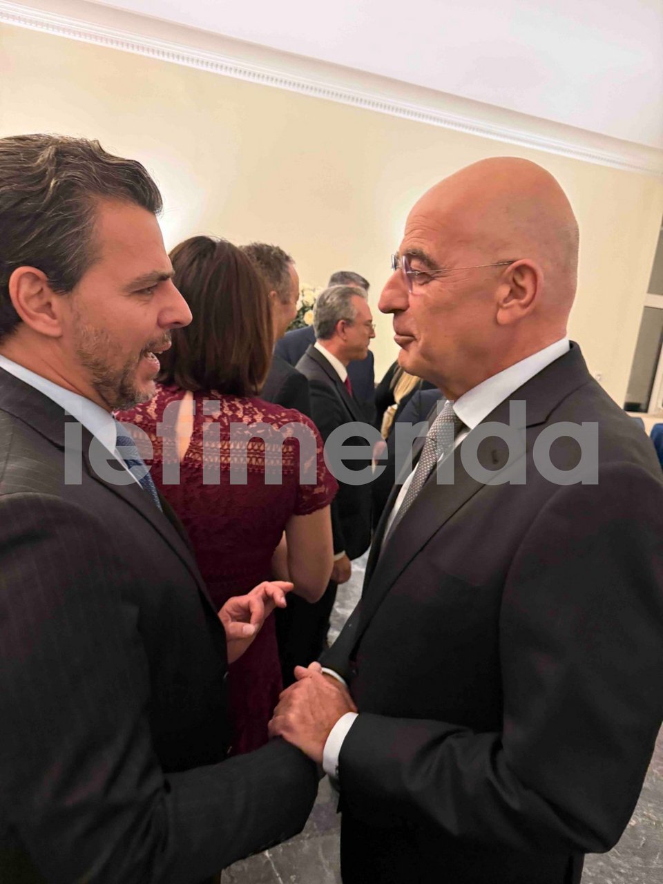 Ο διευθύνων σύμβουλος του Ομίλου Ιατρικού Αθηνών, Βασίλης Αποστολόπουλος, με τον υπουργό Εθνικής Άμυνας Νίκο Δένδια 