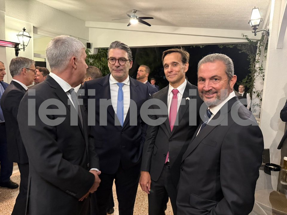 Ο υπουργός Ενέργειας των ΗΠΑ Κρις Ράιτ, ο διευθύνων σύμβουλος της ΔΕΠΑ Εμπορίας Κωνσταντίνος Ξιφαράς, ο Τζος Χακ Νο 2 στην Αμερικανική Πρεσβεία και ο CEO του ομίλου εταιρειών AKTOR, Αλέξανδρος Εξάρχου