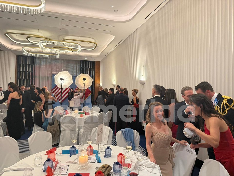 Η νέα πρέσβης φωτογραφήθηκε χαμογελαστή με τους καλεσμένους της