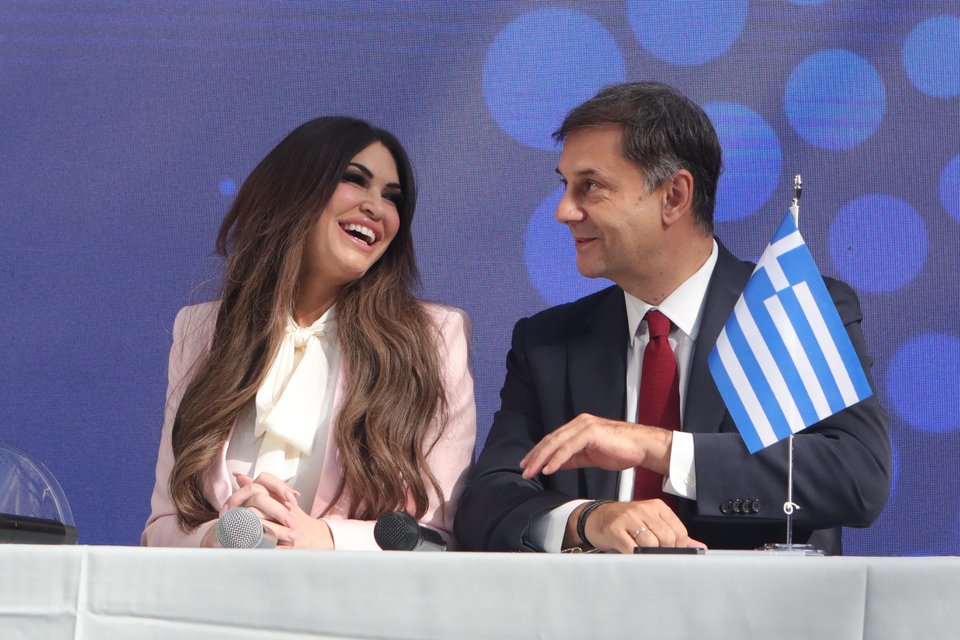 Η Κίμπερλι Γκίλφοϊλ και ο υφυπουργός Εξωτερικών κ. Χάρης Θεοχάρης / Φωτογραφία: ΣΩΤΗΡΗΣ ΔΗΜΗΤΡΟΠΟΥΛΟΣ/EUROKINISSI