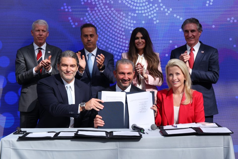 Ο Κωνσταντίνος Ξιφαράς, πρόεδρος της ATLANTIC - SEE LNG TRADE Α.Ε. και διευθύνων σύμβουλος της ΔΕΠΑ Εμπορίας, και ο Αλέξανδρος Εξάρχου, διευθύνων σύμβουλος της ATLANTIC - SEE LNG TRADE Α.Ε. και πρόεδρος και διευθύνων Σύμβουλος του Ομίλου AKTOR, υπογράφουν τη συμφωνία / Φωτογραφία: IntimeNews/Ισμήνη Βλασσοπούλου