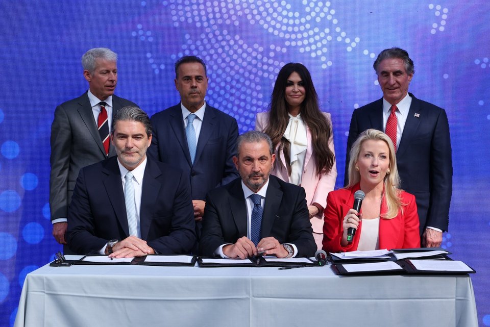 Η υπογραφή της συμφωνίας μεταξύ της Atlantic-See LNG Trade και της αμερικανικής πλευράς για το αμερικανικό LNG / Φωτογραφία: IntimeNews/Ισμήνη Βλασσοπούλου