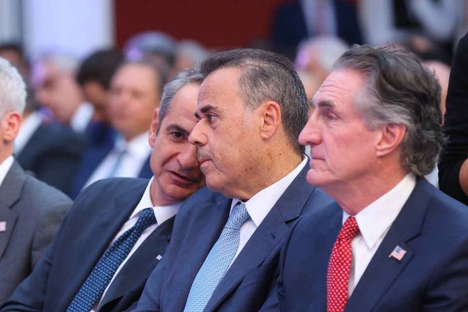 Ο πρωθυπουργός Κυριάκος Μητσοτάκης, ο υπουργός Περιβάλλοντος και Ενέργειας Σταύρος Παπασταύρου και ο υπουργός Εσωτερικών των ΗΠΑ Νταγκ Μπέργκαμ / Φωτογραφία: IntimeNews/Ισμήνη Βλασσοπούλου