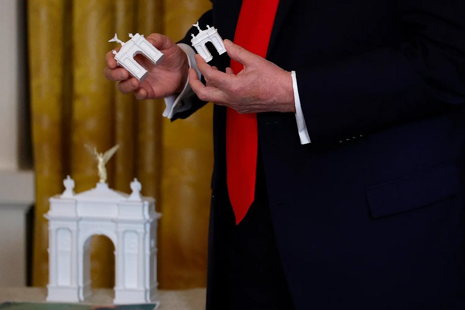 O Ντόναλντ Τραμπ εξετάζει τα διάφορα μεγέθη που θα μπορούσε να χτιστεί η Αψίδα 