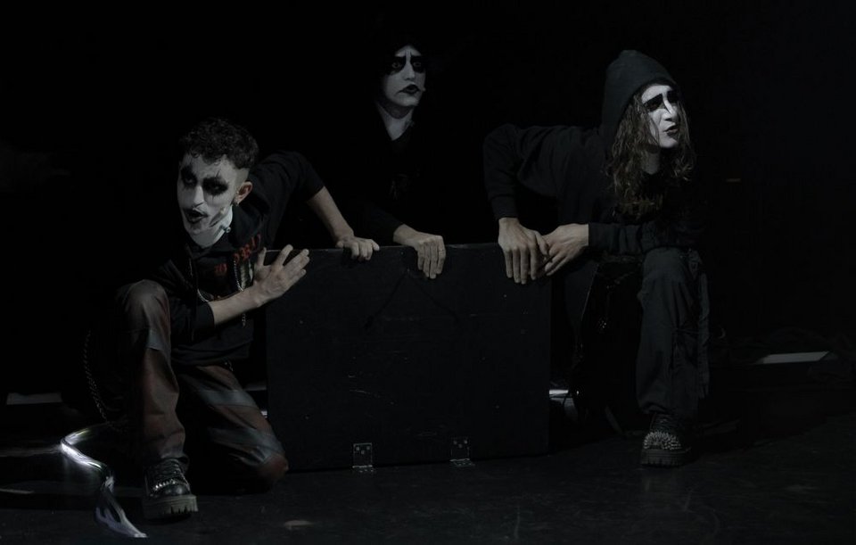 Τη σύλληψη και καλλιτεχνική επιμέλεια του προωθητικού υλικού συνυπογράφουν – μαζί με τον σκηνοθέτη - ο Adam Csoka Keller και η Evelyn Benčičová 