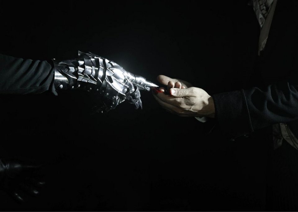 Η σκηνική πρόταση συνδυάζει την ποιητικότητα με την ωμότητα, το οικείο με το ανοίκειο, και επιλέγει τον καθρέφτη ως βασική της μεταφορά: μια πύλη ανάμεσα σε δύο κόσμους, δύο πραγματικότητες, δύο όψεις ζωής.