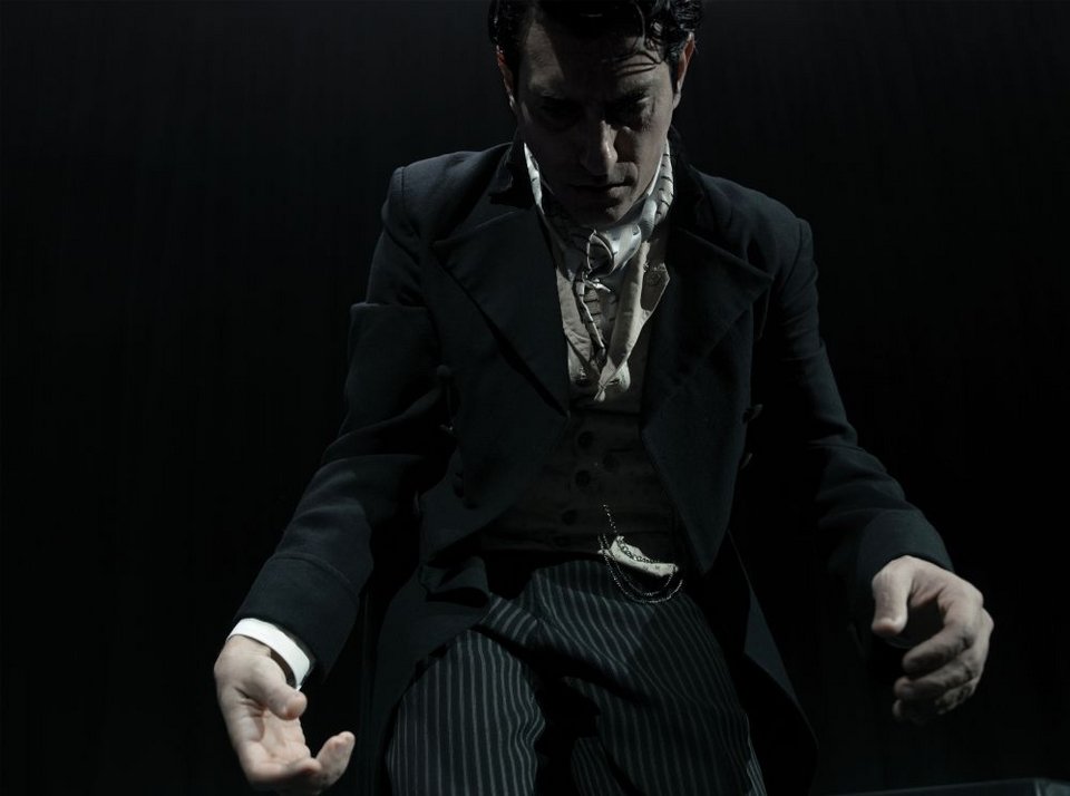 ο Αργύρης Πανταζάρας στο ρόλο του Τζόναθαν Χάρκερ