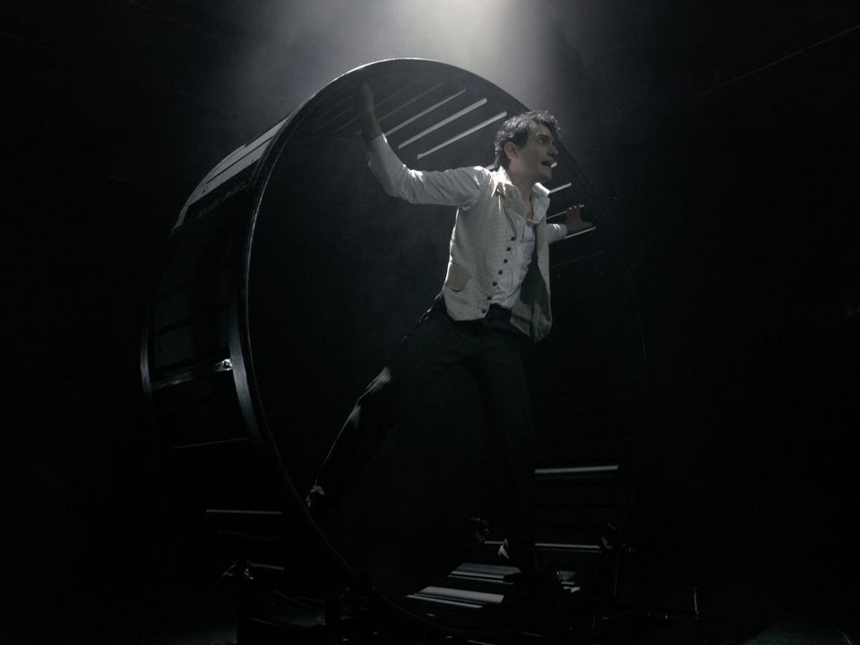 Ο Αργύρης Πανταζάρας στο ρόλο του Τζόναθαν Χάρκερ