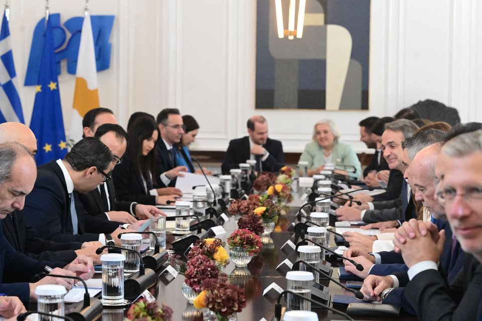 Οι υπουργοί Ελλάδας και Κύπρου στο Μέγαρο Μαξίμου με τον Κυριάκο Μητσοτάκη και τον Νίκο Χριστοδουλίδη