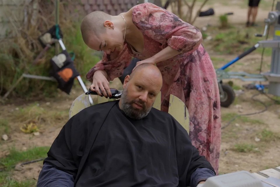 Η Έμμα Στόουν ξυρίζει το κεφάλι του Γιώργου Λάνθιμου