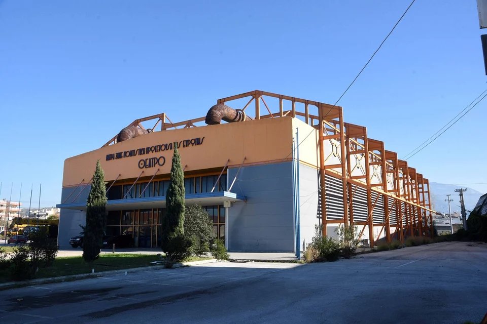 Το κτίριο, το οποίο χαρακτηρίζεται ως εμβληματικής σημασίας για την πόλη, βρίσκεται στο οικόπεδο της πρώην χαρτοβιομηχανίας Λαδόπουλου, στην παραλιακή ζώνη, απέναντι από το νότιο λιμάνι