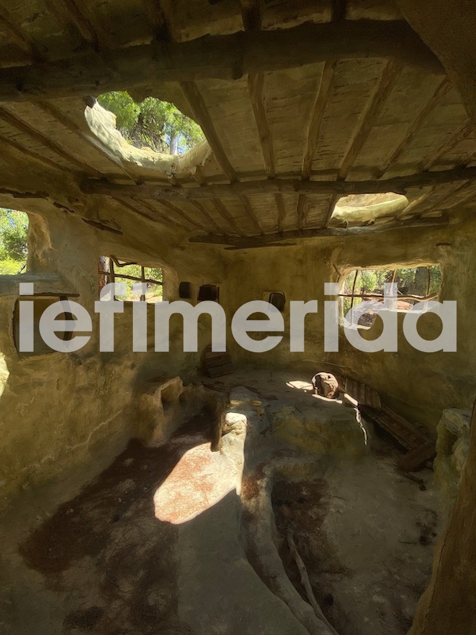 Μέσα σε μία από τις καλύβες 