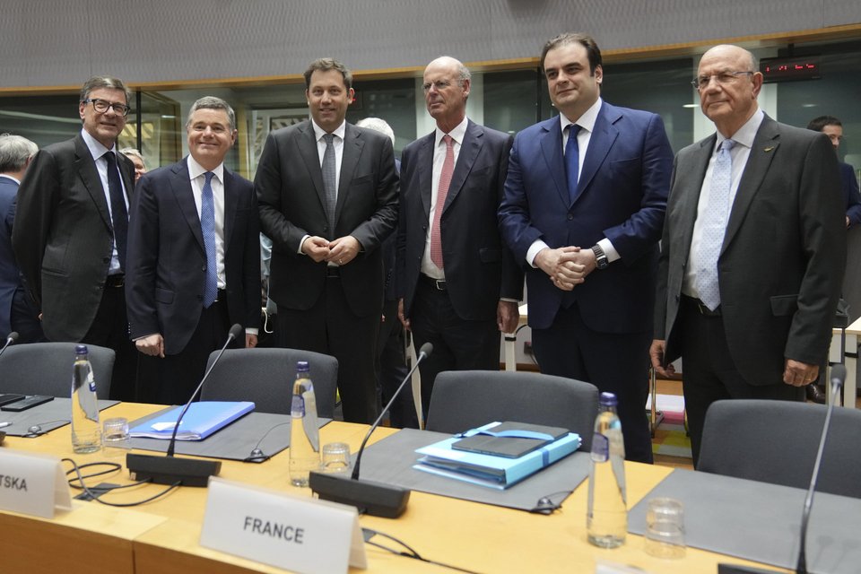 Ο Πάσκαλ Ντόνοχιου (δεύτερος από αριστερά) με άλλους υπουργούς Οικονομικών της Ευρωζώνης, μεταξύ αυτών οι κ.κ. Πιερρακάκης και Κεραυνός / AP