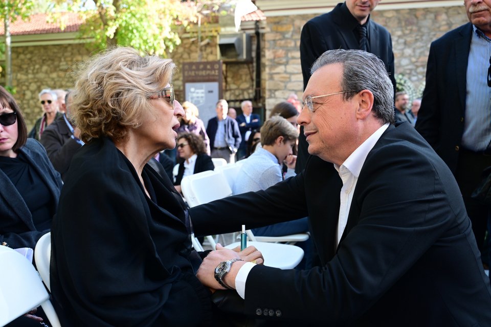 Η σύζυγος του Αλέκου Φλαμπουράρη, Εύη, και ο Σωκράτης Φάμελλος