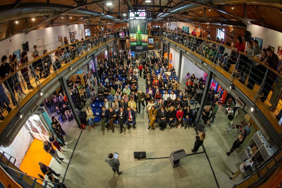 Το Βραβείο Καλύτερης Ταινίας Μεγάλου Μήκους «Χρυσός Αλέξανδρος - Θόδωρος Αγγελόπουλος», που συνοδεύεται από χρηματικό έπαθλο 10.000€, απονεμήθηκε στην ταινία «Η βασίλισσα του βαμβακιού» της Σουζάνα Μιργκάνι