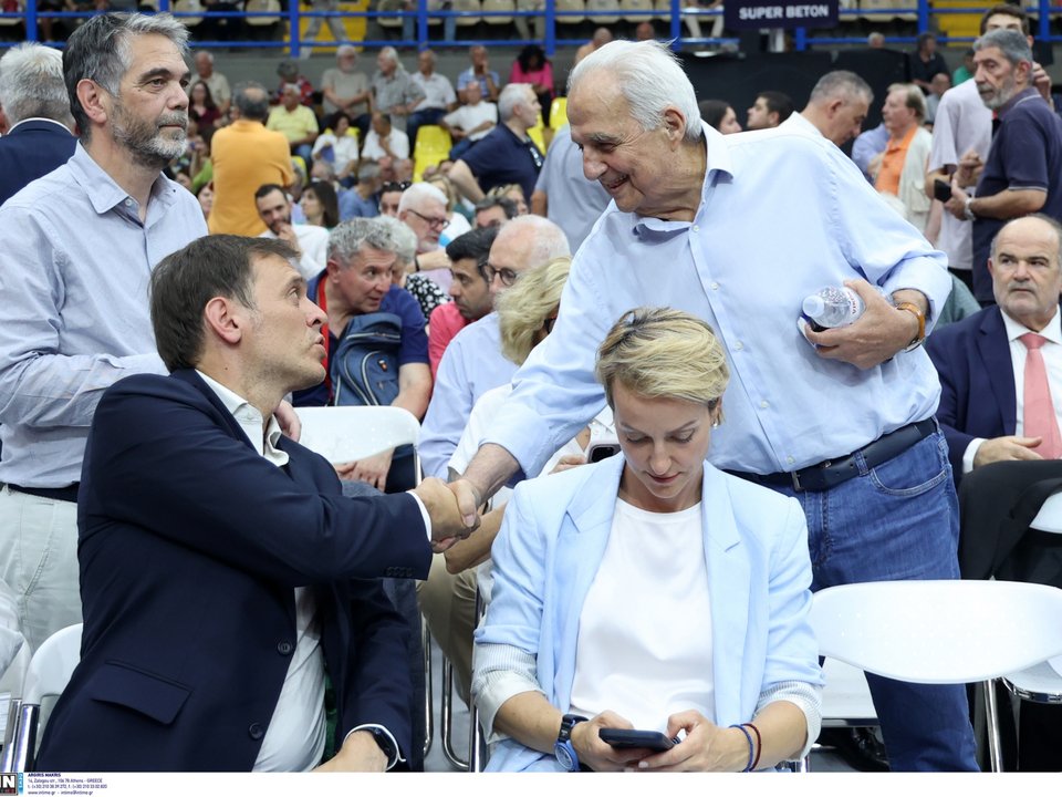 Ο Αλέκος Φλαμπουράρης χαιρετά τον Δημήτρη Μάντζο στο Συνέδριο του ΣΥΡΙΖΑ τον Ιούνιο του 2025 -Φωτογραφία: Intimenews