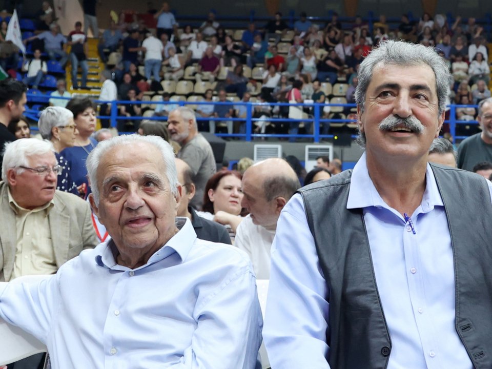 Ο Αλέκος Φλαμπουράρης με τον Παύλο Πολάκη στο Συνέδριο του ΣΥΡΙΖΑ τον Ιούνιο του 2025 -Φωτογραφία: Intimenews