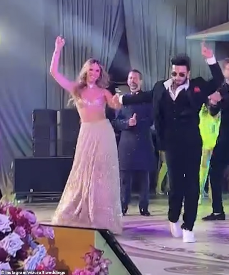 Η σύντροφος του γιου Τραμπ στη σκηνή, χορεύοντας. 