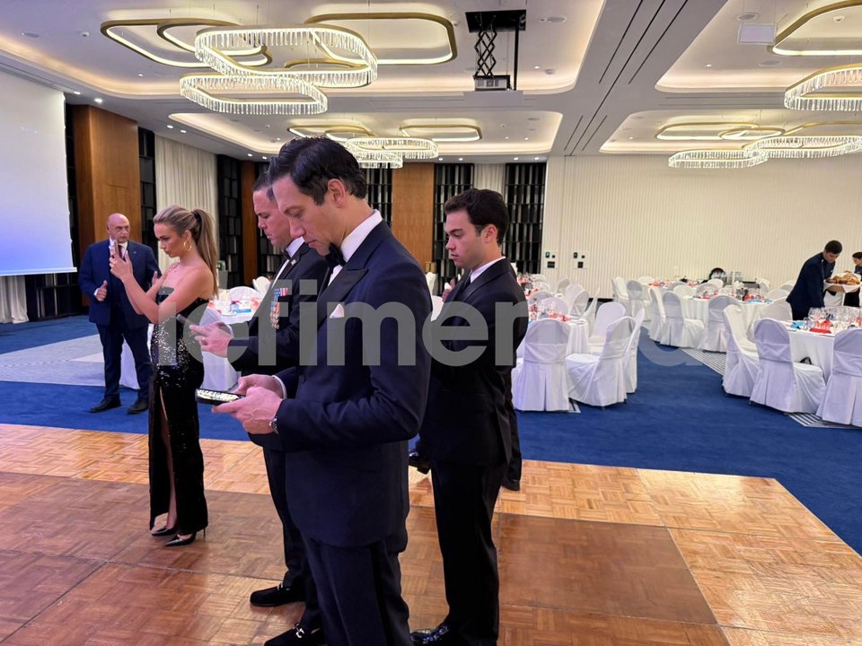 Την πρέσβη συνόδευε απόψε ο γιος της ο οποίος ήρθε μαζί της στην Αθήνα από την Αμερική. 