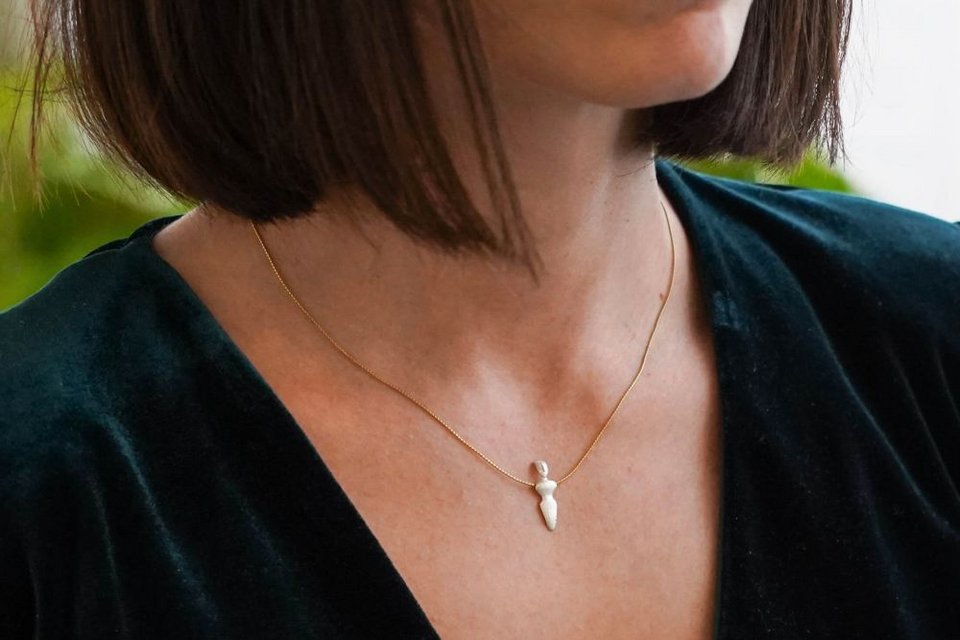 Γούρι Τανίτ, προστάτιδα θεά της φοινικικής θρησκείας, συνδεδεμένη με τη γόνιμη γη, τη σελήνη και τη ζωή