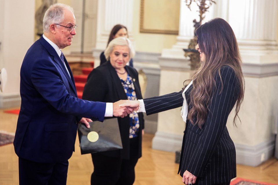 Η Κίμπερλι Γκίλφοϊλ επιδίδει τα διαπιστευτήριά της στον Πρόεδρο της Δημοκρατίας υπό το βλέμμα της υφυπουργού Εξωτερικών Αλεξάνδρας Παπαδοπούλου