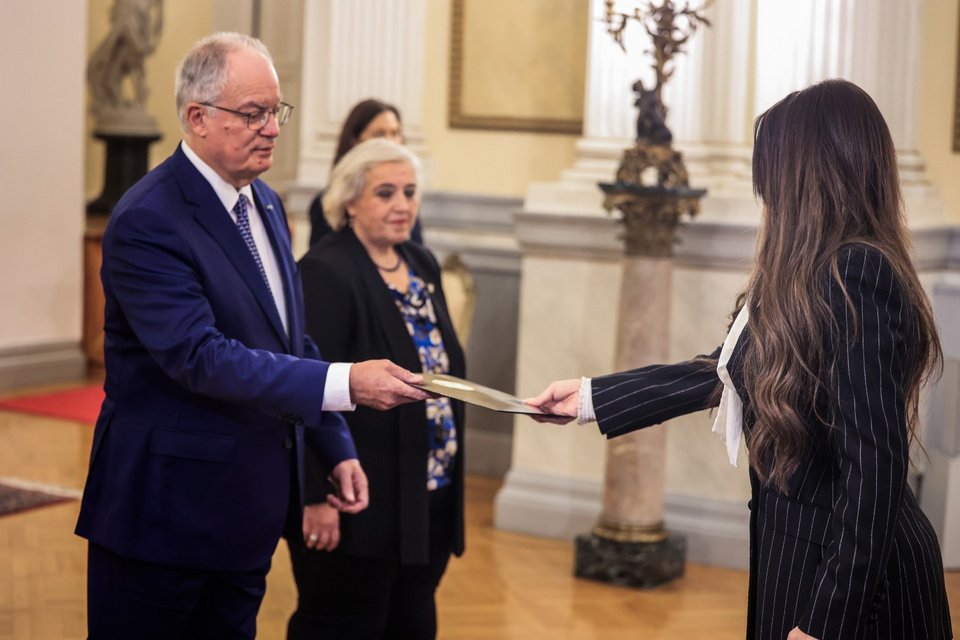 Η Κίμπερλι Γκίλφοϊλ επιδίδει τα διαπιστευτήριά της στον Πρόεδρο της Δημοκρατίας, υπό το βλέμμα της υφυπουργού Εξωτερικών Αλεξάνδρας Παπαδοπούλου