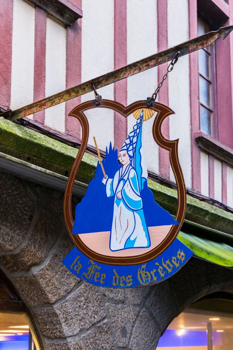 Επιγραφή καταστήματος με μεσαιωνική κυρία που φορά κωνικό καπέλο στη Γκραν Ρυ (Κεντρικός Δρόμος) του χωριού Μον-Σεν-Μισέλ στη Νορμανδία