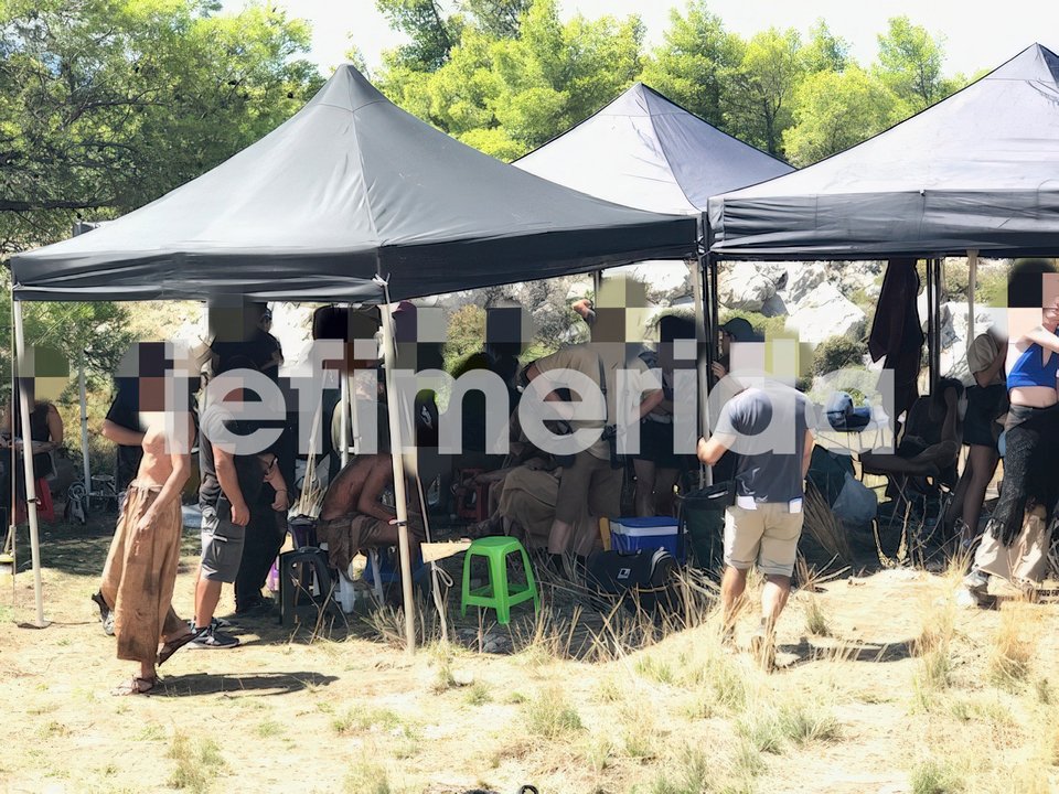 Μέλη του συνεργείου και ηθοποιοί στα γυρίσματα