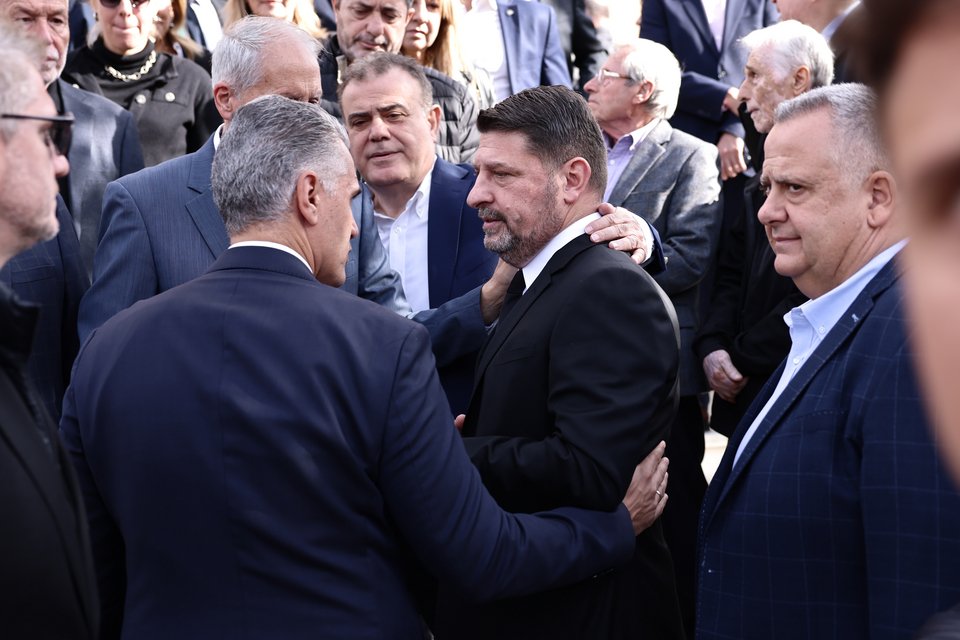 Ο Νίκος Χαρδαλιάς δέχεται συλλυπητήρια