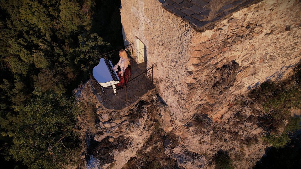 Piano Project στο εκκλησάκι της Αγίας Τριάδας, ένα από τα πιο γραφικά και ιστορικά σημεία της περιοχής