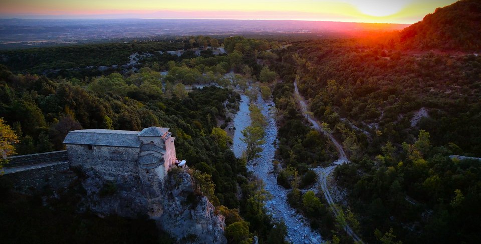 Το «ιπτάμενο» πιάνο της Έλενας Ξυδιά αυτή τη φορά «προσγειώθηκε» σε μια απόκρημνη πλαγιά του Ολύμπου, χαρίζοντας τις μελωδίες του στη φύση του βουνού των θεών