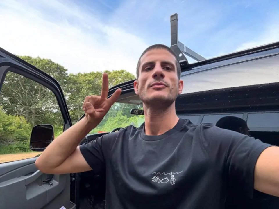 Ο Τζακ Σλόσμπεργκ με ξυρισμένο κεφάλι 