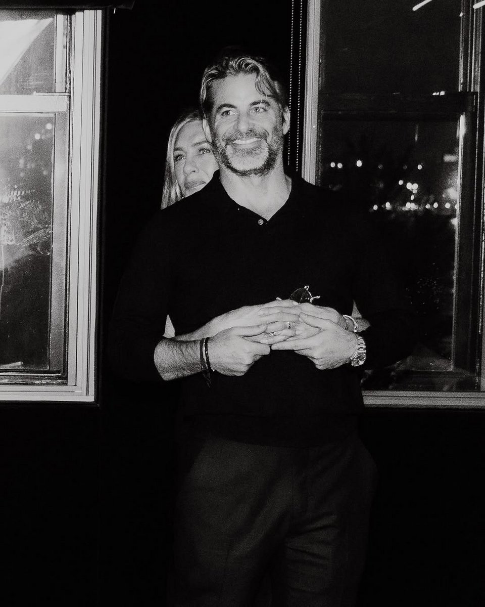 Η Τζένιφερ Άνιστον επισημοποίοησε τη σχέση της με τον 50χρονο υπνωτιστή στο Instagram 