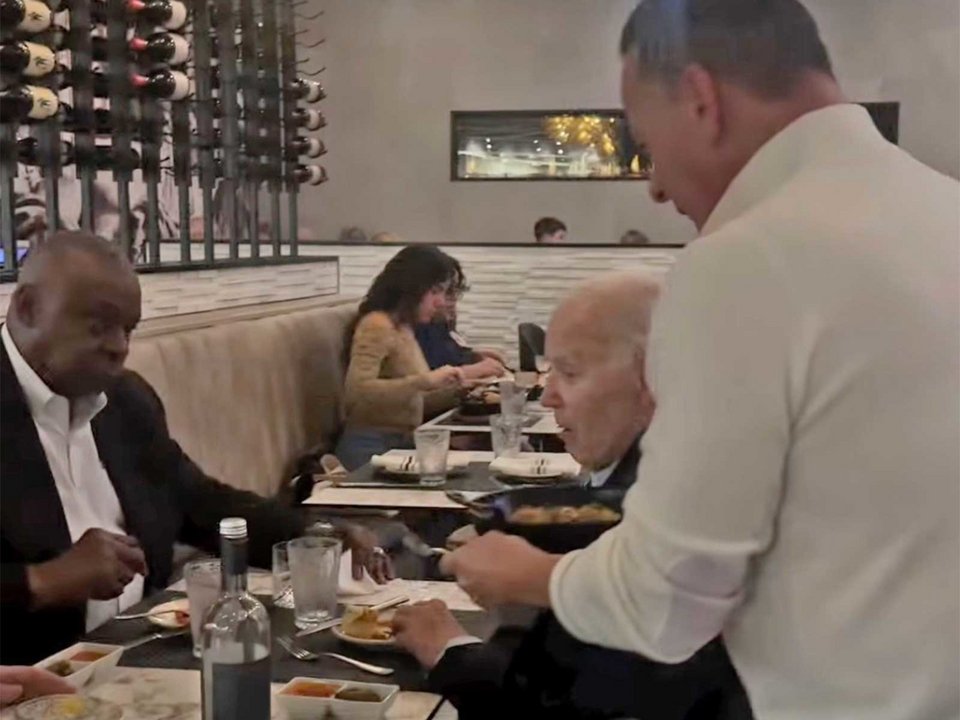 Ο Τζο Μπάιντεν με τον επικεφαλής του Πενταγώνου Λόιντ Όστιν στο εστιατόριο 