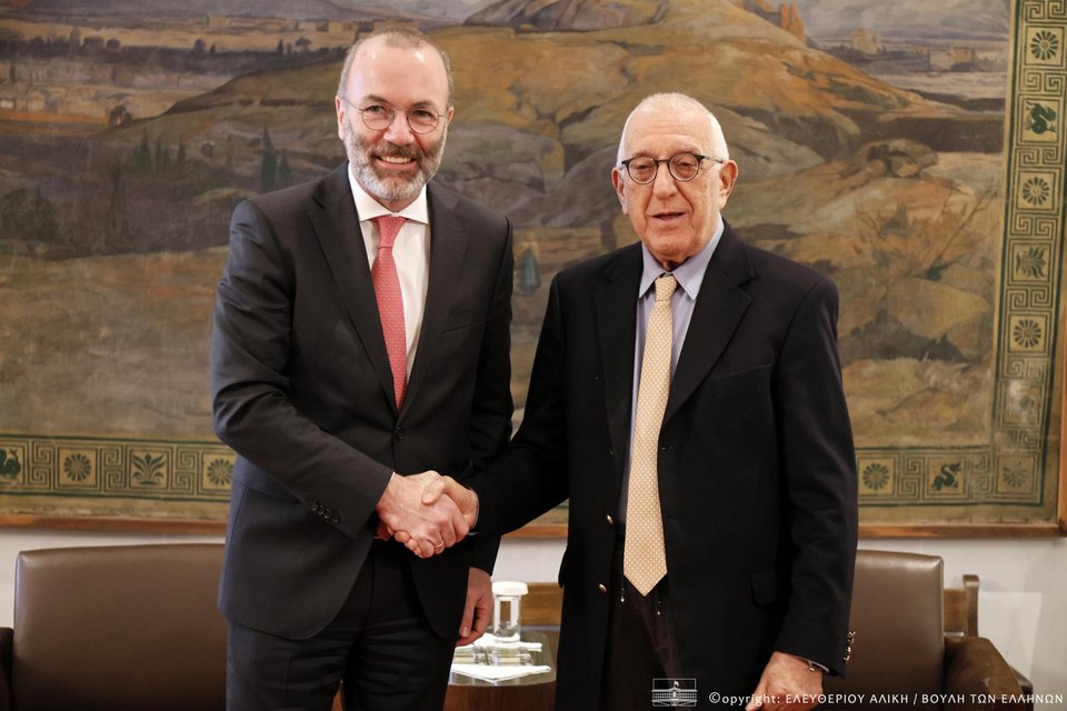 Ο Μάνφρεντ Βέμπερ με τον Νικήτα Κακλαμάνη