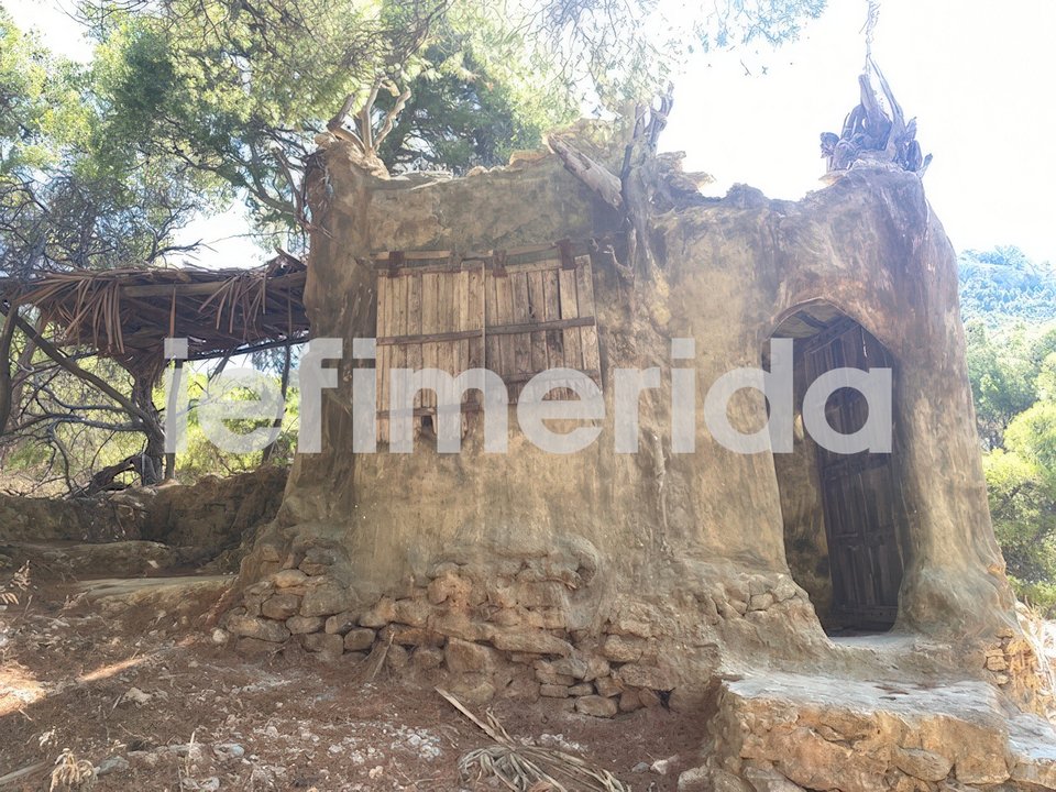 Η καλύβα που χτίστηκε για τα γυρίσματα, παραμένει σχεδόν ανέπαφη