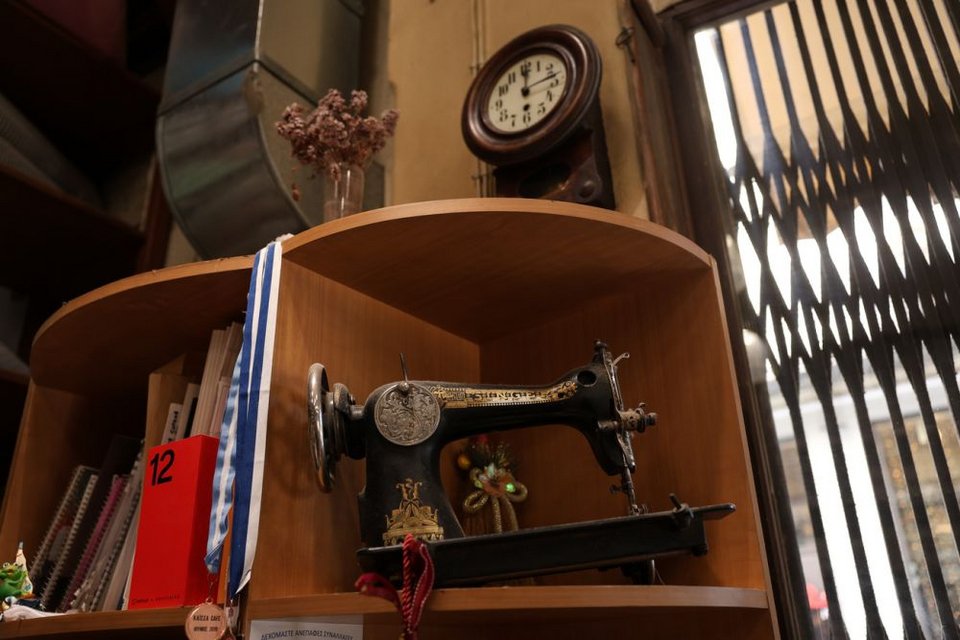 «Θα μεταφέρουμε τα ράφια και τους πάγκους που τους έχουμε από το 1900, για να δείξουμε ότι είναι σα να τσουλήσαμε το μαγαζί από εδώ, εκεί»