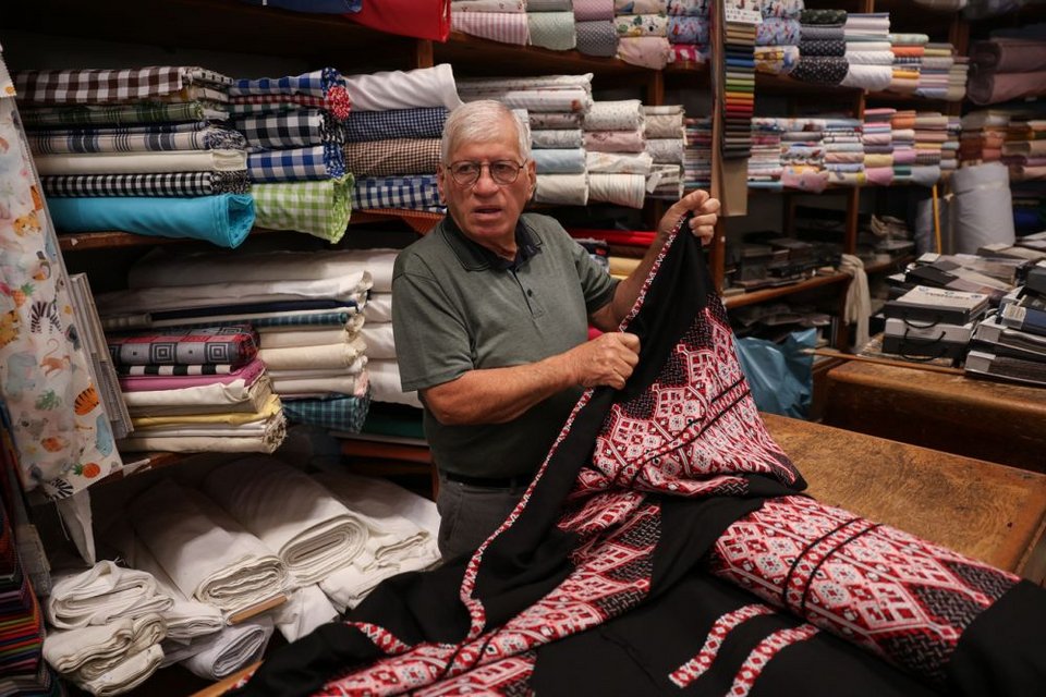 Ο κ. Ελμαλόγου συγκινημένος μιλάει για τους πελάτες του, που τις τελευταίες ημέρες τον καλούν για να ενημερωθούν για την νέα διεύθυνση της επιχείρησης