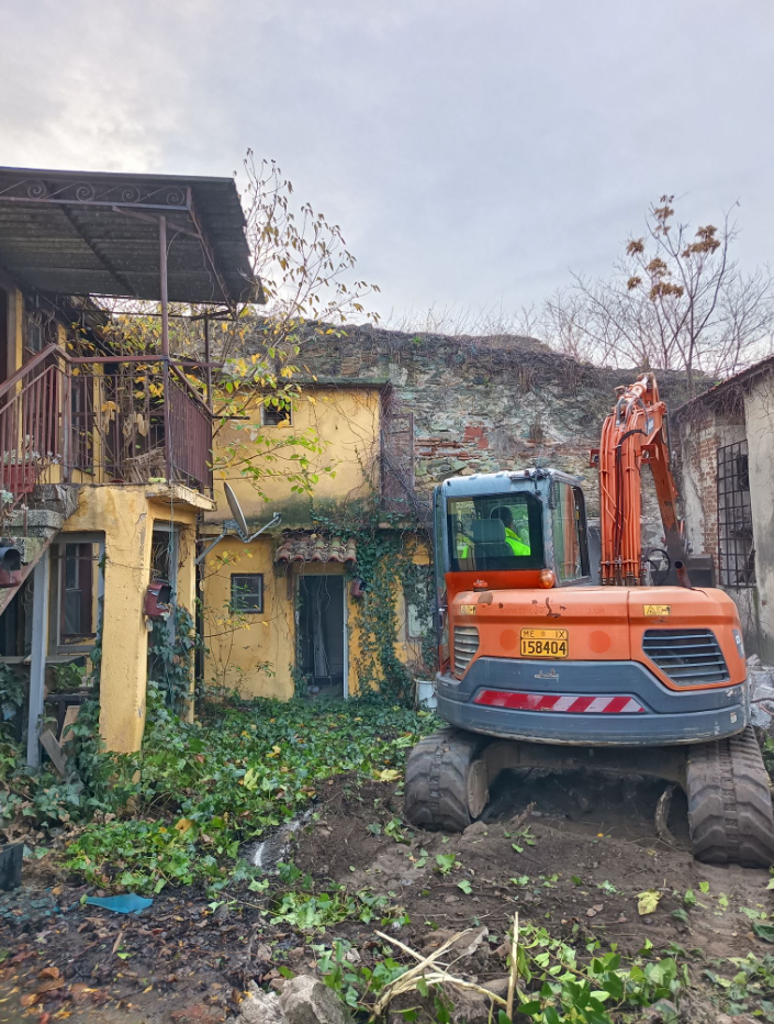Κατεδαφίζονται απαλλοτριωμένα και ετοιμόρροπα κτίρια στην Άνω Πόλη