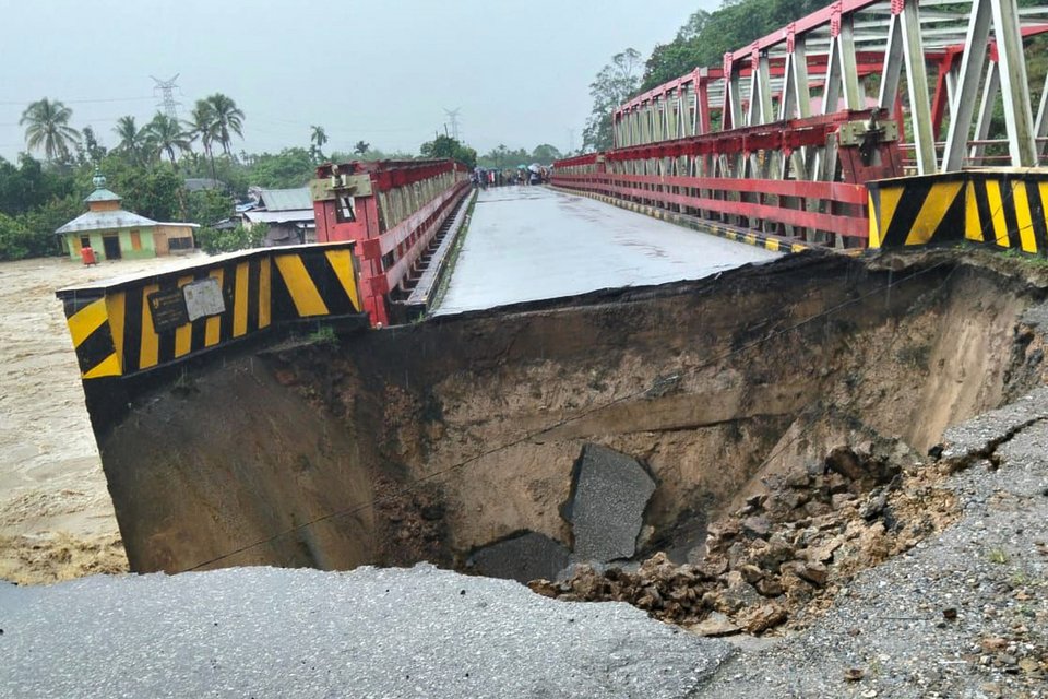 Ανοιξαν οι δρόμοι στη Σουμάτρα 