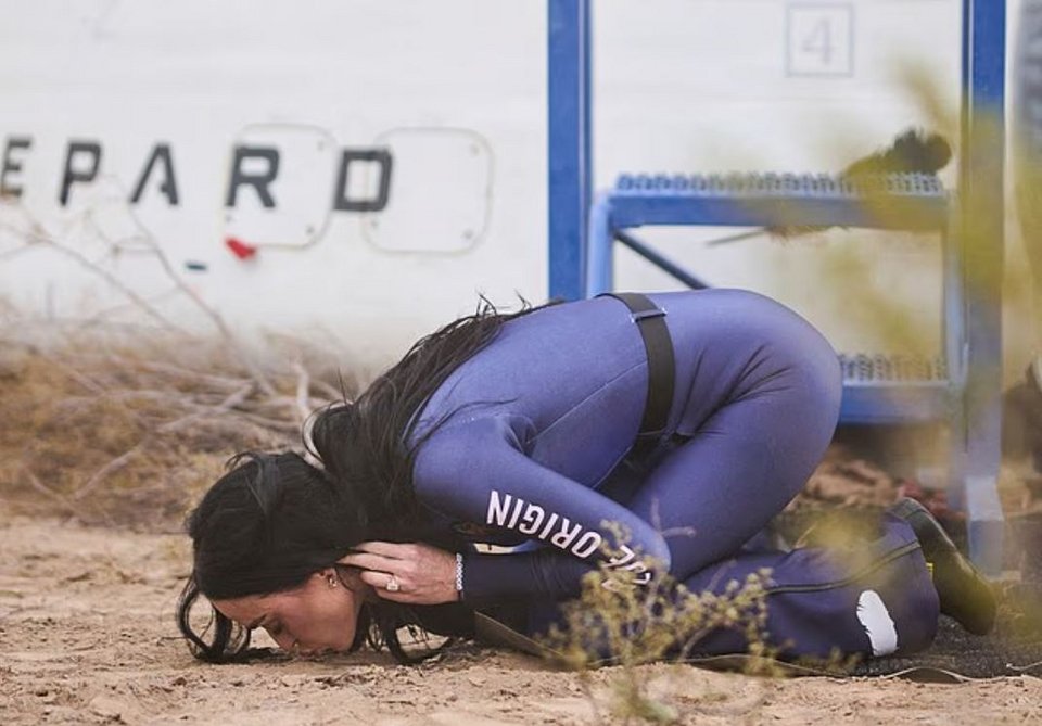 Η Κέιτι Πέρι κατά την επιστροφή της στη Γη φίλησε το έδαφος 