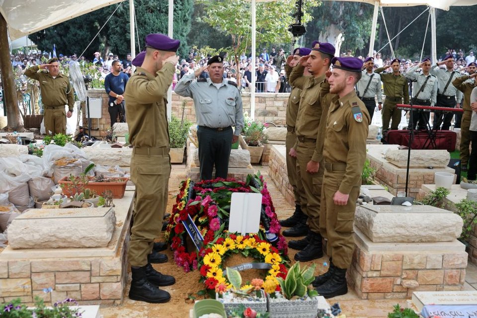 Εκατοντάδες Ισραηλινοί συγκεντρώθηκαν στη Κφαρ Σάμπα, στο κέντρο της χώρας, για να παρευρεθούν στην κηδεία 
